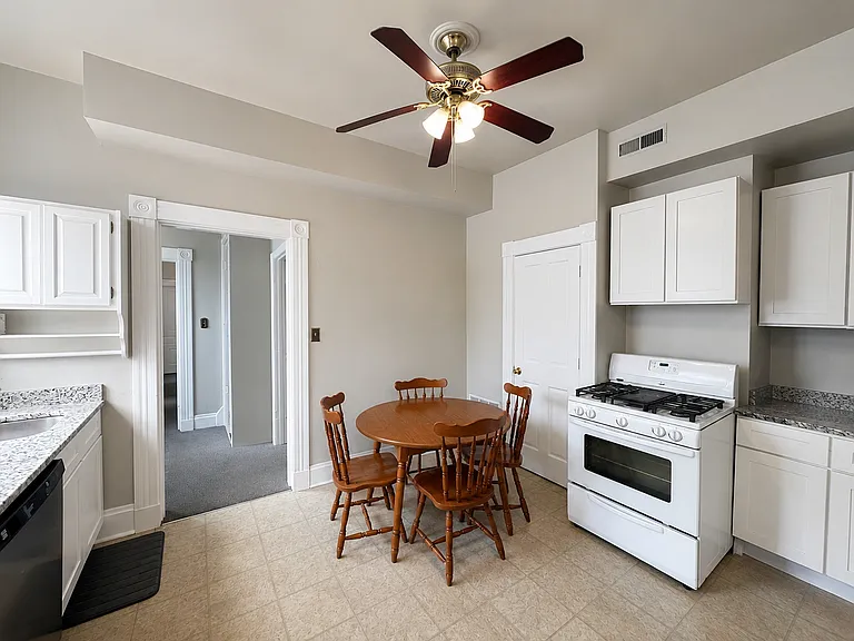 2322 Stratford Apts — Photo 6