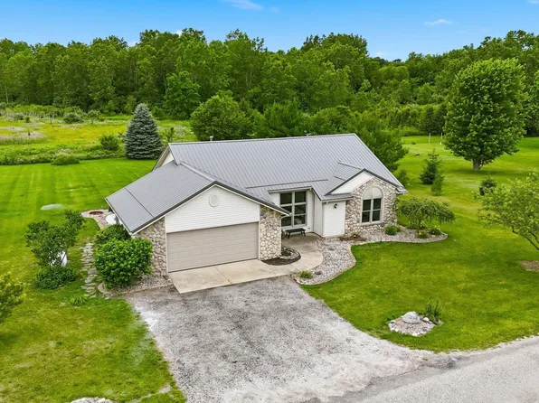 8377 N Hall Lake Rd, Kendallville, IN 46755