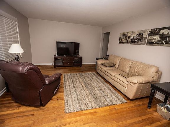 4th image of 2350 S Sheridan Ave