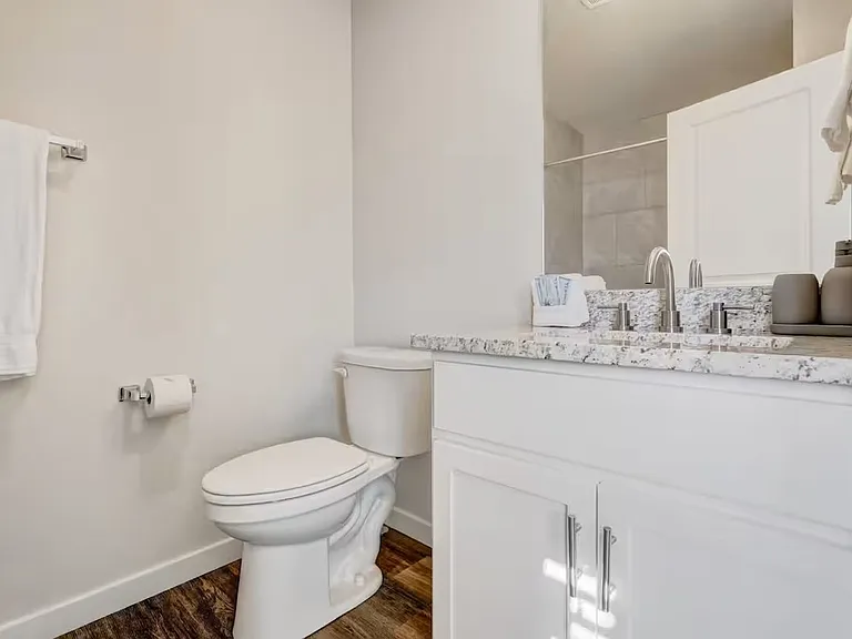 2220 E La Salle St — Photo 4