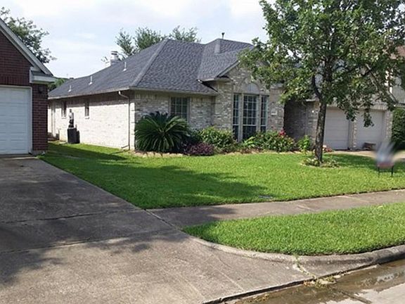 3rd image of 10932 Spruce Dr N