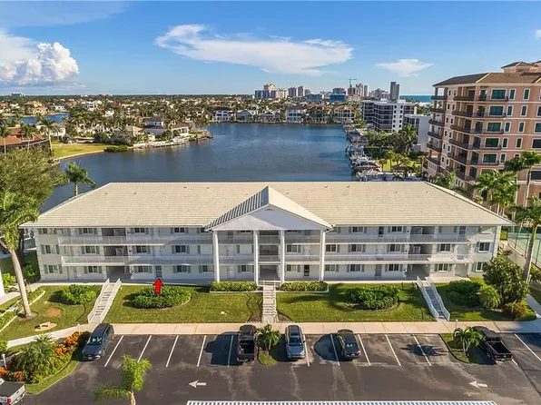 10682 Gulf Shore Dr APT 102, Naples, FL 34108