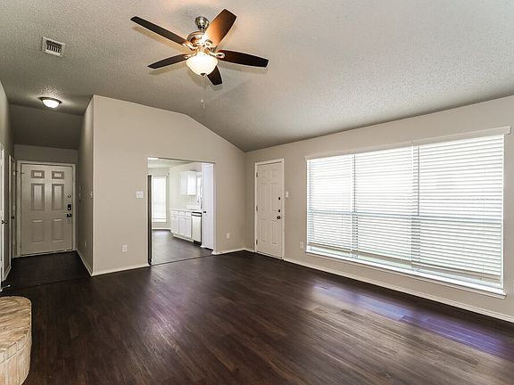 5th image of 1121 Sandalwood Dr