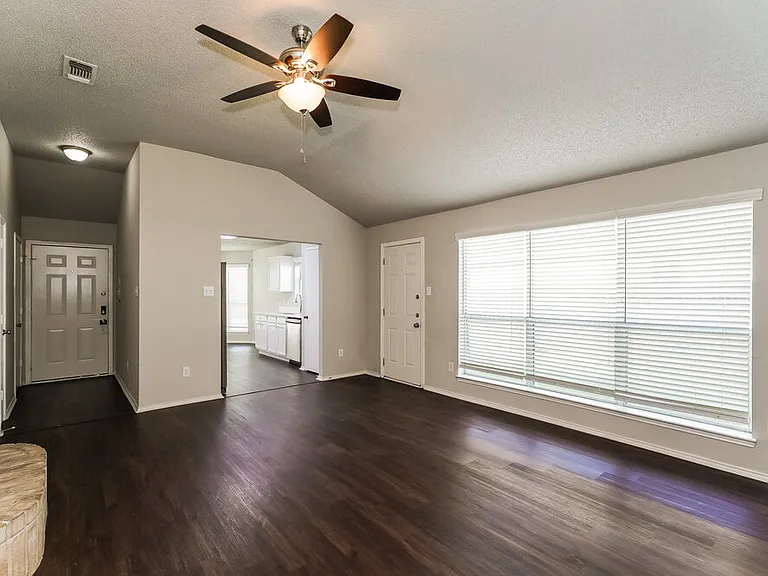 1121 Sandalwood Dr — Photo 5