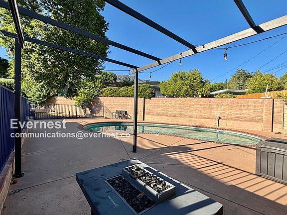 3rd image of 4932 La Crescenta Ave