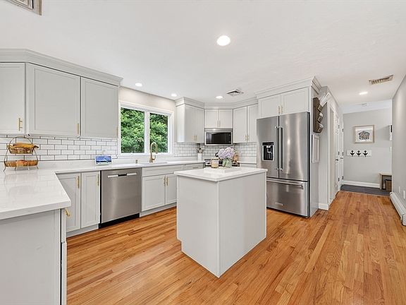 5th image of 30 Leonard Ln