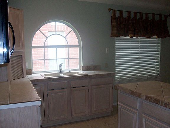 Eat-in Kitchen 