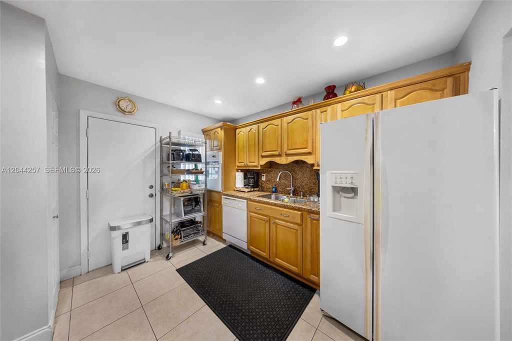 1950 W 54th St APT 206, Hialeah, FL - More