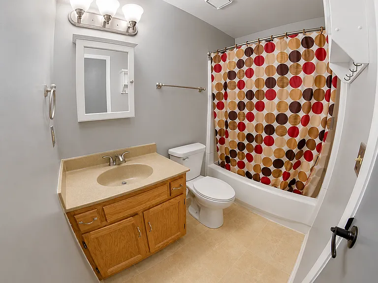 2004 Huntington Sq — Photo 8