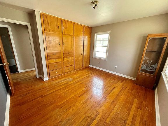 5th image of 406 E 2nd St