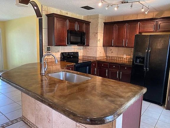 3rd image of 302 Saint Andrews St APT 103E