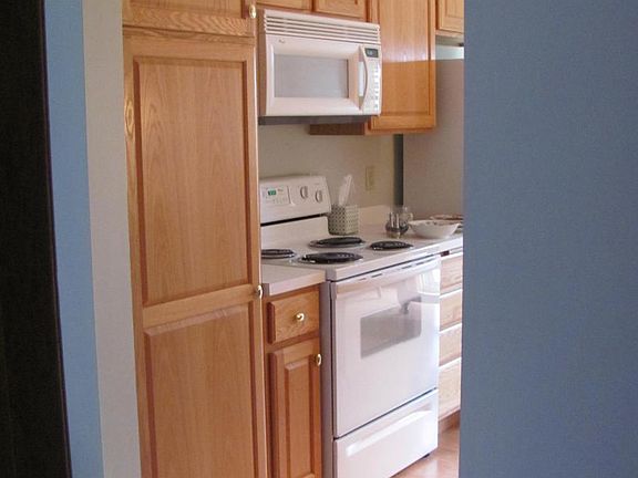 5th image of 3800 Zinnia Ln N