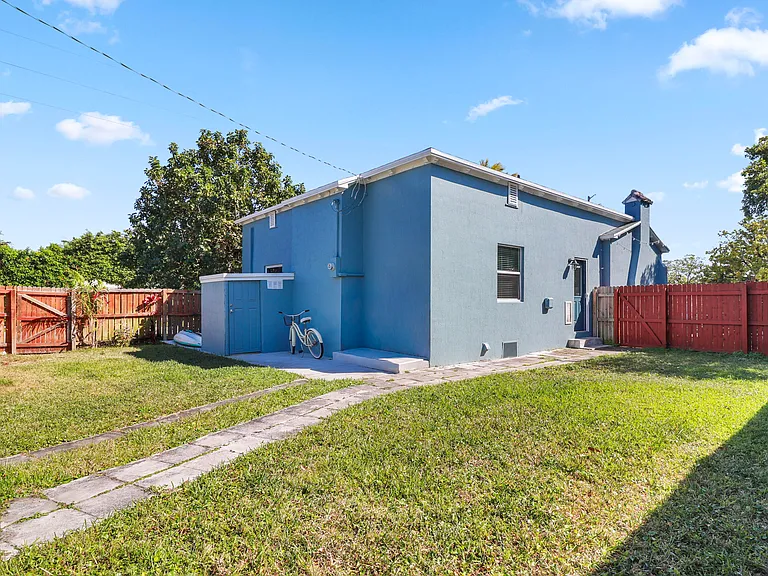 301 Hawthorne Dr — Photo 15