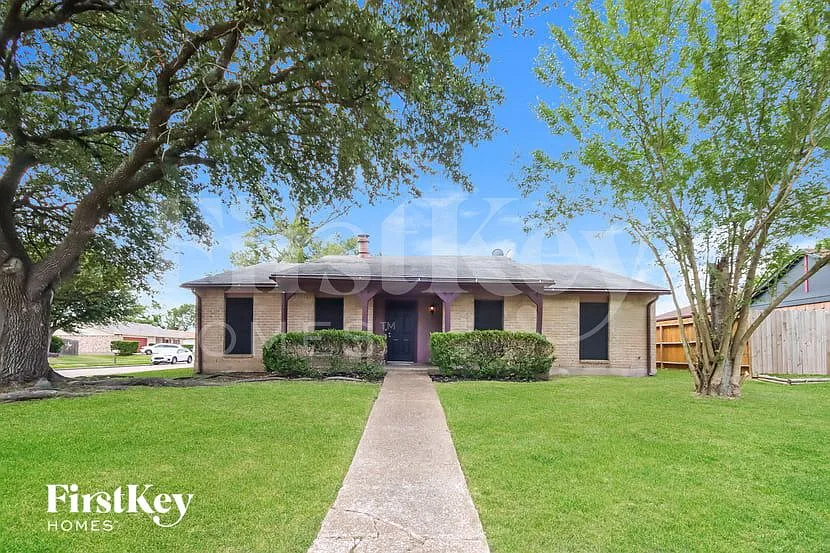 3 bed, 2.0 bath, 1929 sqft, $1,945 — Photo 1