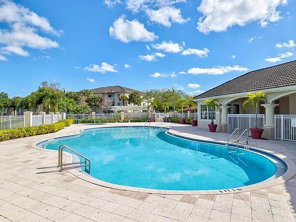 3rd image of 5021 N Wiles Rd #205