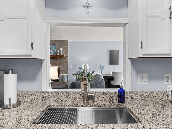 3rd image of 1401 S Kingswood Way