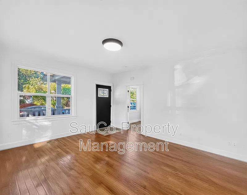 4 bed, 2.0 bath, 1600 sqft, $2,600 — Photo 4