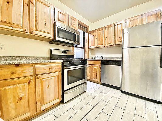 4th image of 526 W 161st St #204