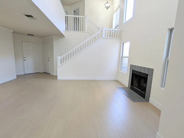 604 Pemberton Ln — Photo 4