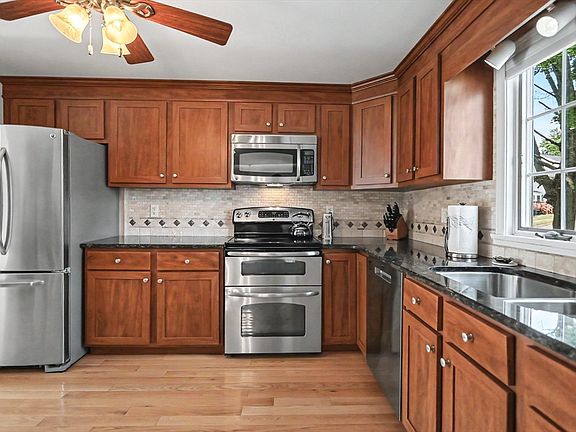 5th image of 12 Christopher Dr #36