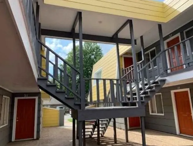 Melrose Apartments — Photo 3