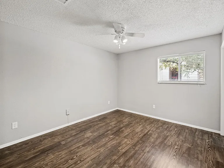 Awesome open Studio Apartments Close to Downtown — Photo 14