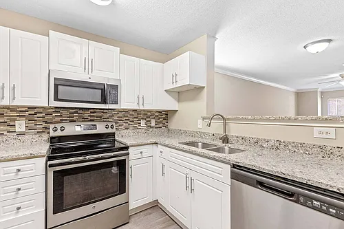 Alexander Crossing Apartments & Townhomes Photo 1