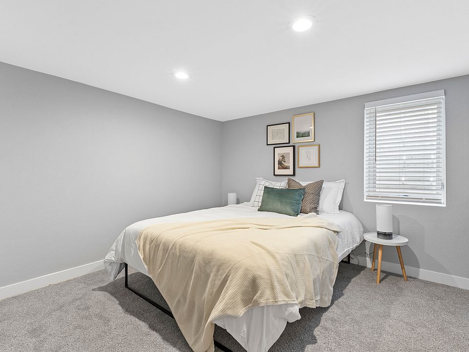 Second bedroom with queen bed