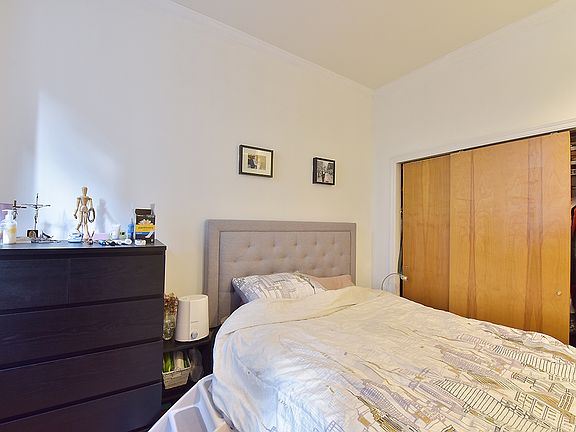 4th image of 321 E 52nd St Frnt A