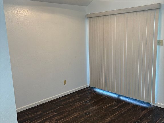 2nd image of 106 Hollywood Dr