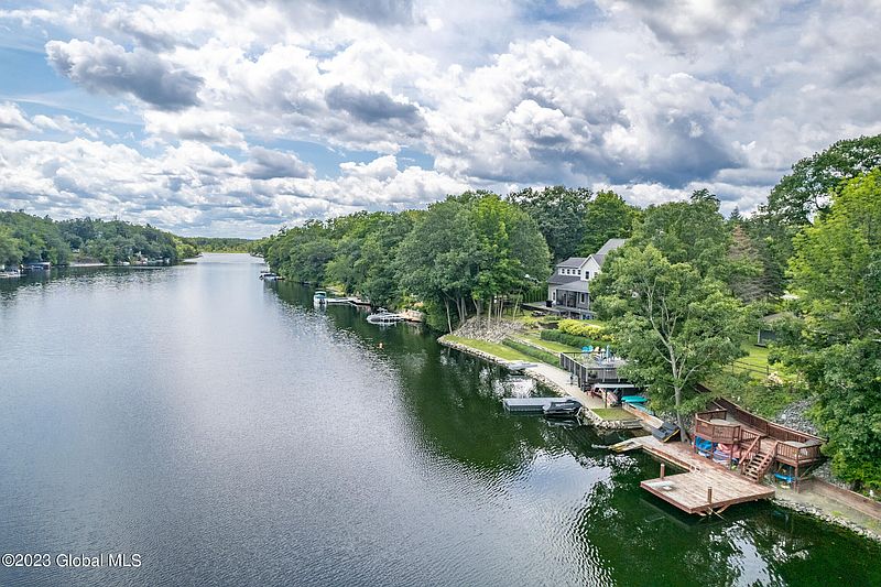 4th image of 158 Westside Drive