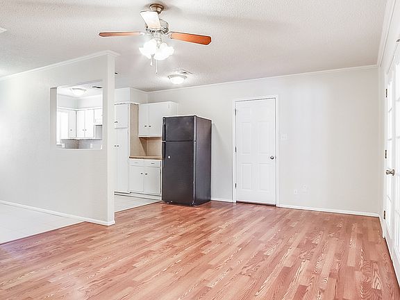 4th image of 101 S Cherry Ln