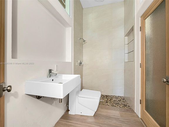 5th image of 408 NE 23rd Ave