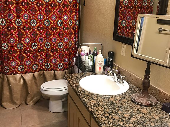 Master-dual sink +w/i closet