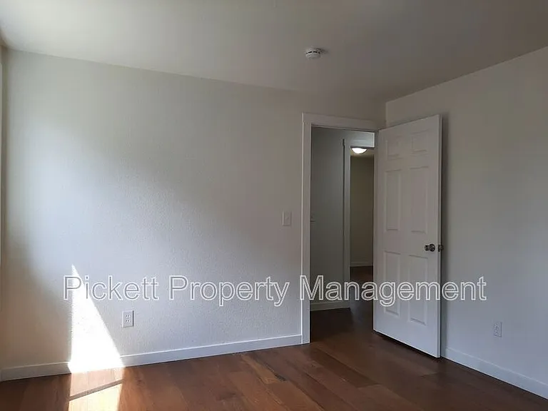 212 NE Torval Canyon Rd — Photo 12