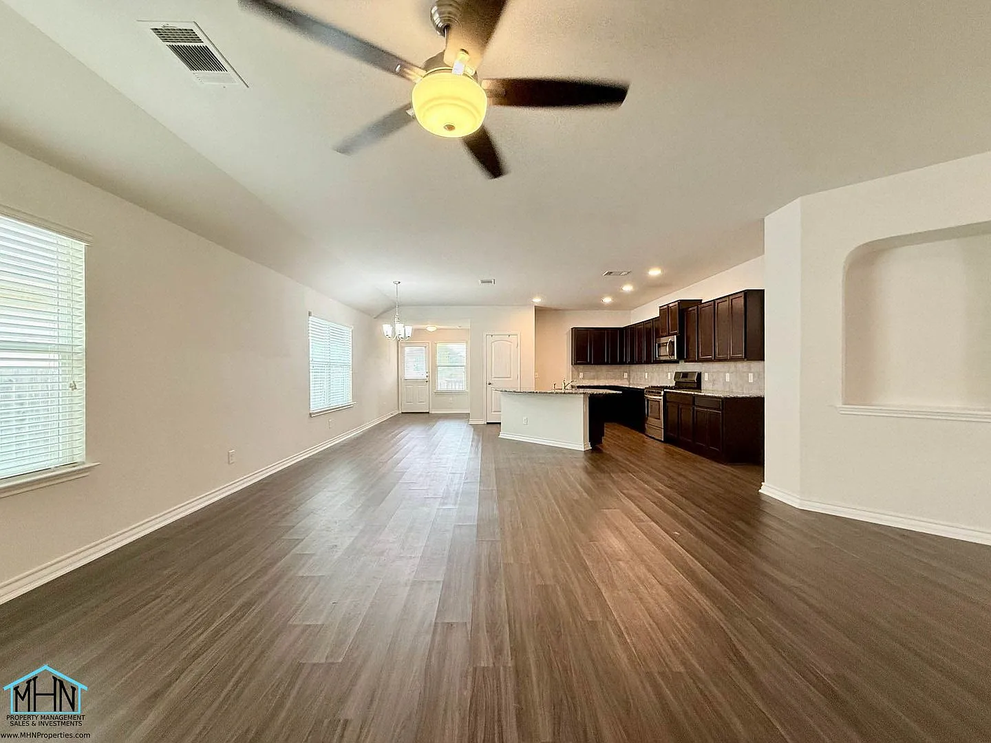 Spacious Single-Story Home in Whisper Falls Community with easy access to Highway 90 and Loop 160... — Photo 3