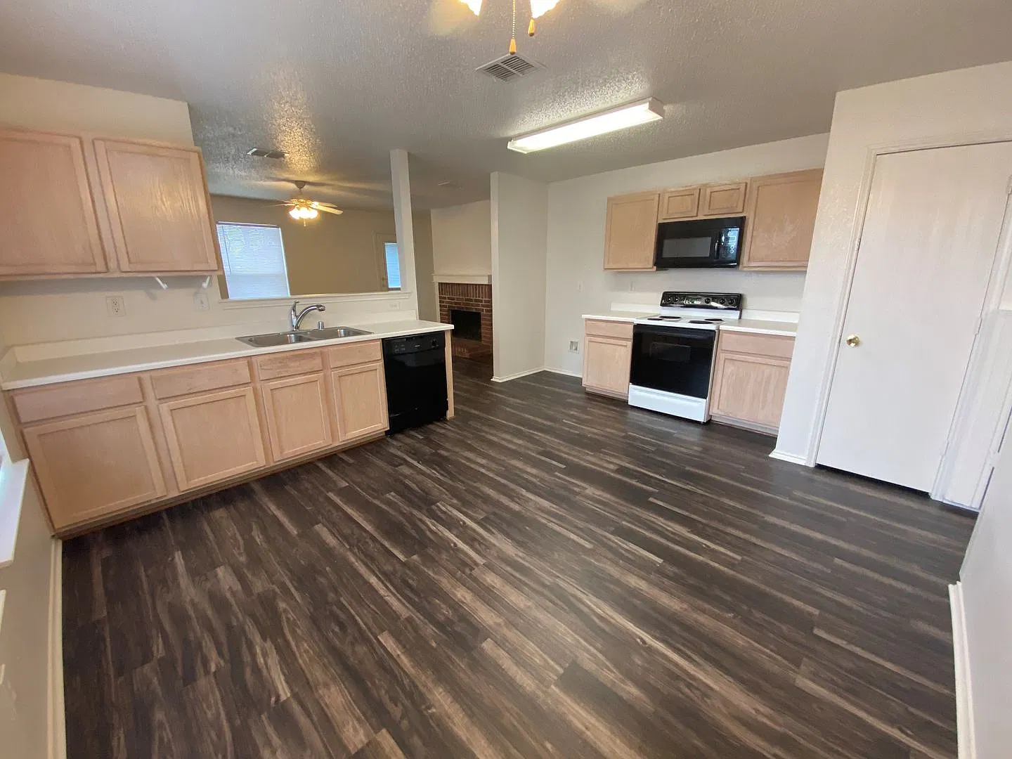Large 1 Story home in Crowley ISD — Photo 4