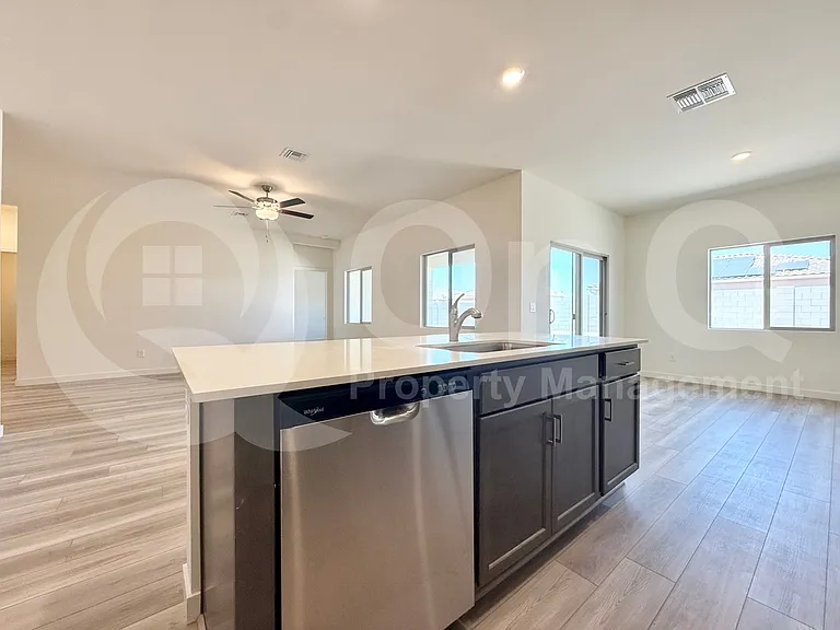 634 W Red Hawk Ct — Photo 4