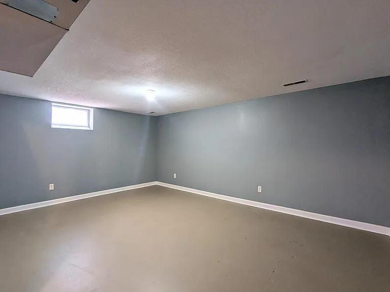 1326 Clarence St — Photo 9