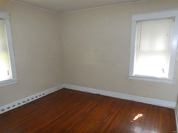 3rd image of 3728 Pine Grove Ave