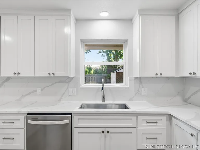 10714 S 86th East Cir — Photo 9