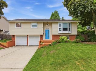 1108 E Barberry Ln, Mount Prospect, IL 60056