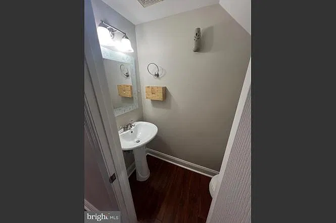 3 bed, 1.5 bath, 1024 sqft, $2,095 — Photo 4