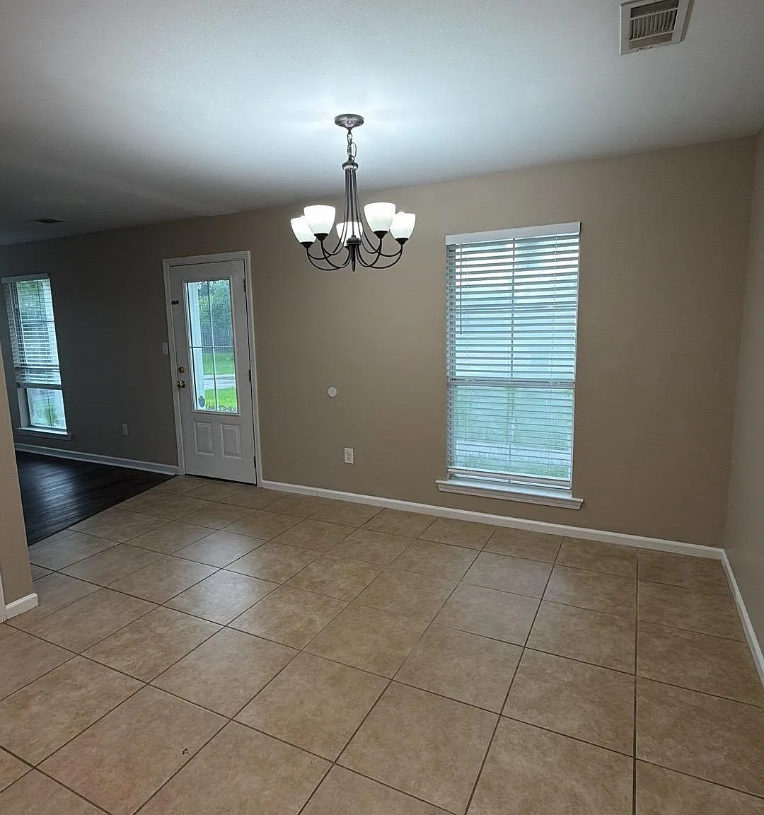 3 bed, 1165 sqft, $1,600 — Photo 4