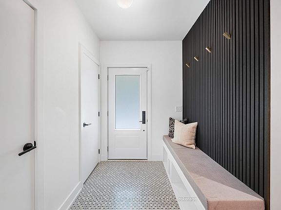 3rd image of 374 Spadina Rd