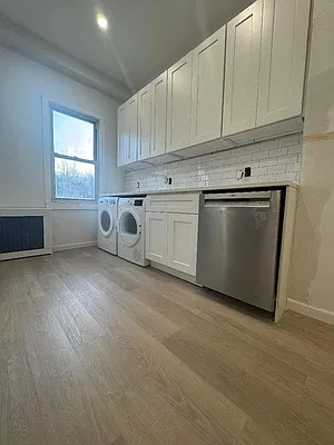 Rented by Halvatzis Realty | media 10