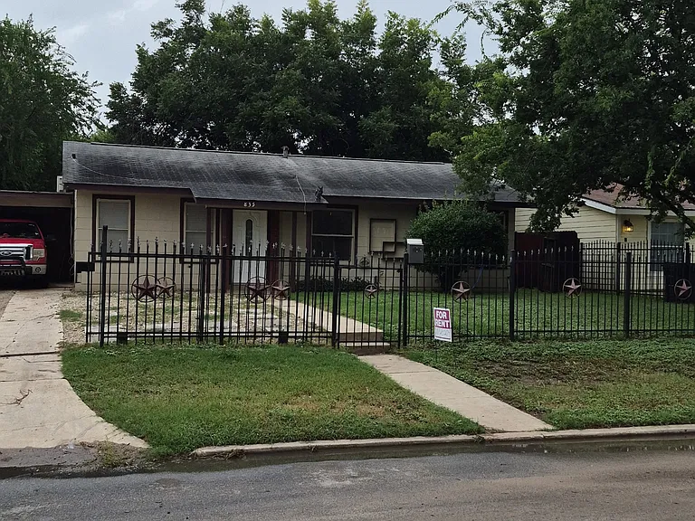 835 Utopia Ln — Photo 2