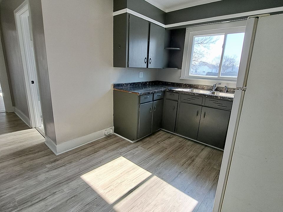 1st image of 523 Wood St