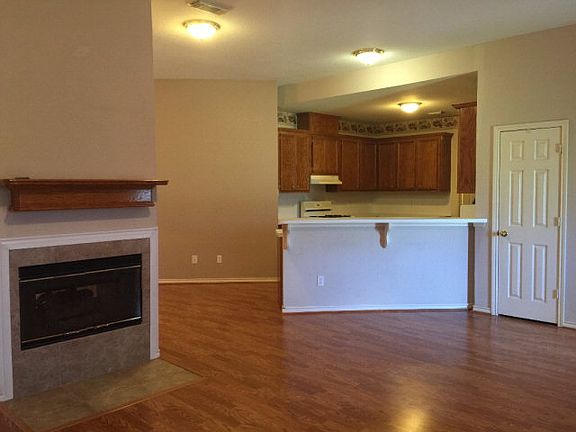 4th image of 156 Silverbell Cir