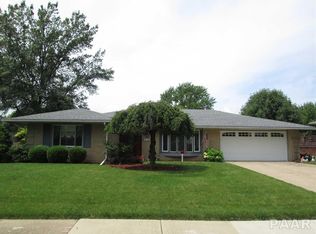 1703 Deppert Dr, Pekin, IL 61554